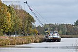 10-11-2023 Breda - Op rivier De Mark zijn werkschepen bezig met het storten van tonnen zand om een dijk te bouwen die inwoners tegen het stijgende water moet gaan beschermen. - Fotokrant